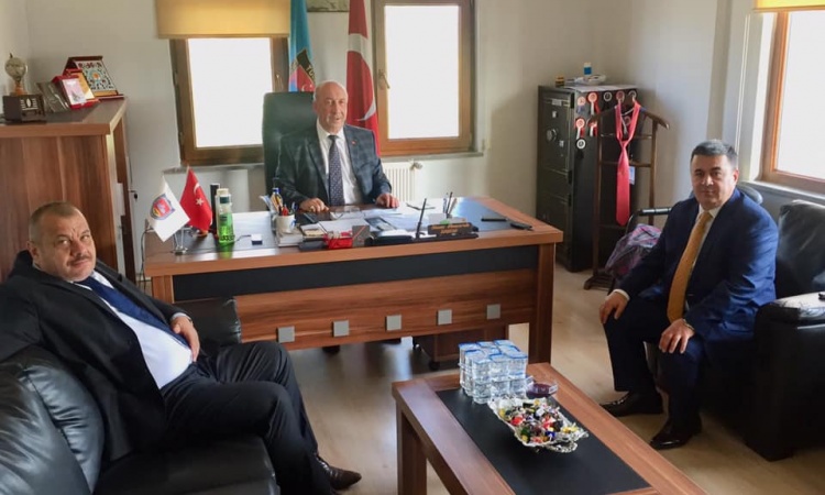 Esnaf ve Sanatkarlar Odalar Birliği başkanı Sinan Amasralı’yı başkan Yılmaz Akdeniz ziyaret etti. 