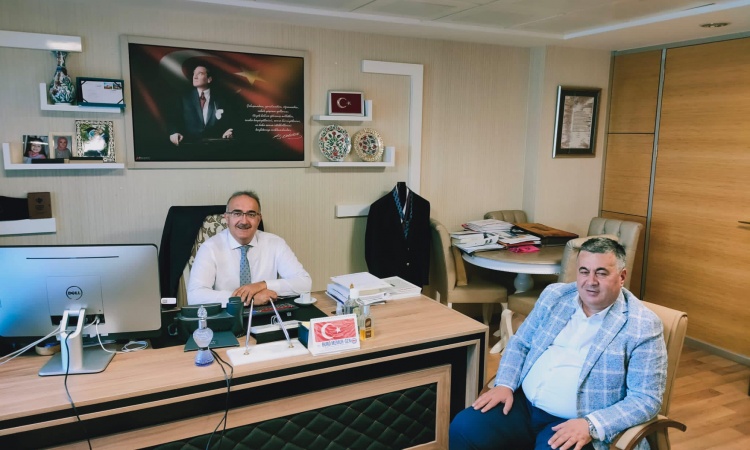 Oda başkanımız ,Gençlik ve Spor Bakanlığı’nda Hukuk Hizmetleri Genel Müdür Yardımcısı olarak gören yapan  Ahmet Bensiz’i makamında ziyaret etti. 