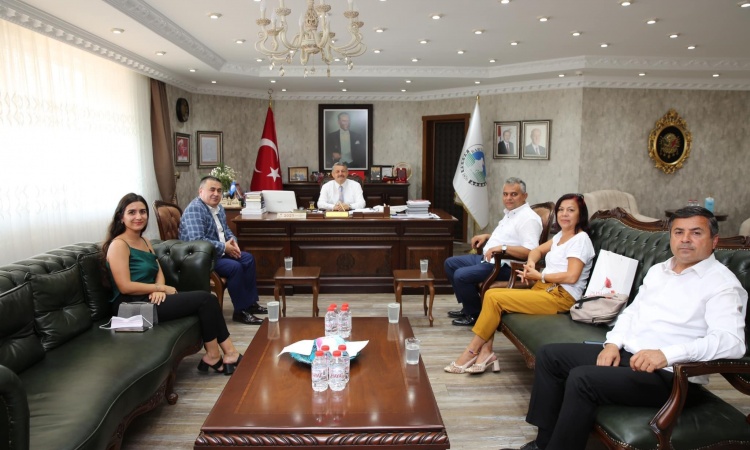 Başkan Akdeniz ,Belediye başkanı Cemal Akın’a oda personeli ve yönetim kurulu üyeleri ile birlikte ziyaret gerçekleştirdi. 