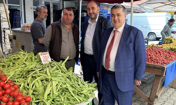 Başkan Akdeniz pazaryeri esnafını gezdi 